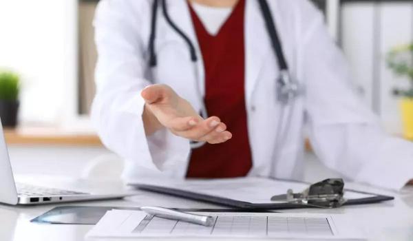 Doctoriță condamnată la închisoare, după ce a luat mită de 34 de ori pentru concedii medicale