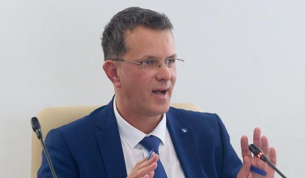 SURSE: Cine l-ar putea înlocui pe Ionuţ Moşteanu în funcţia de ministru al Apărării