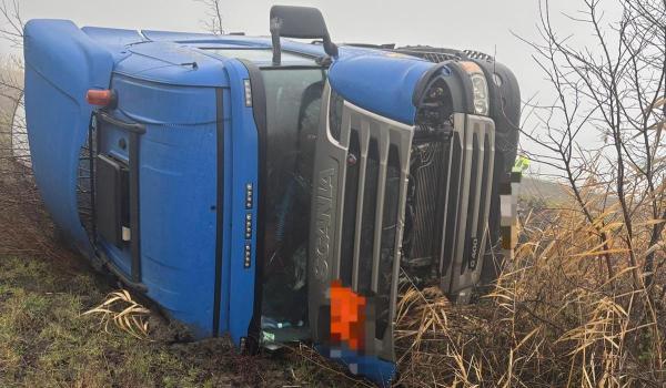 Cisternă ucraineană cu 19 tone de GPL, răsturnată pe un drum din Vaslui