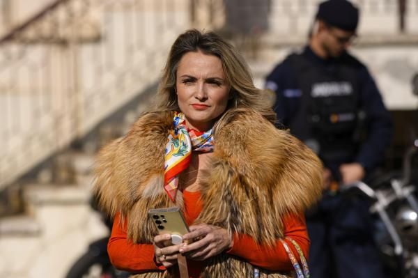 Contestatara lui Șoșoacă, Amalia Bellantoni, reținută cu soțul într-un dosar de tâlhărie şi violență
