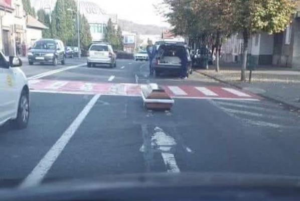 Sicriu "uitat" pe o trecere de pietoni din Arad. Un incident similar şi în 2018