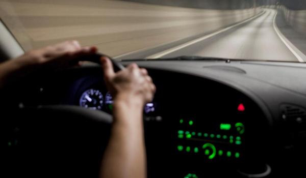 Copil de 14 ani din Dolj, prins noaptea la volanul unei maşini radiate şi cu numere false