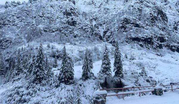 Turiștii aflați în minivacanță la Brașov, sfătuiți să evite altitudinile mari din cauza riscului de avalanșă