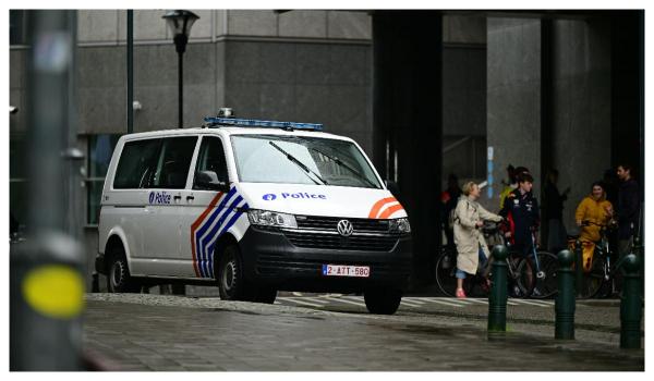 Un copil care dormea în patul său, rănit în urma unui schimb de focuri din faţa blocului. Cum a fost posibil