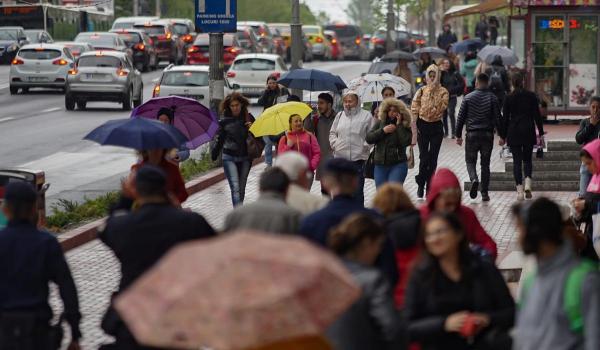 Cod galben de vânt şi ploi în 2 judeţe, până duminică dimineaţă. La munte sunt anunţate ninsori