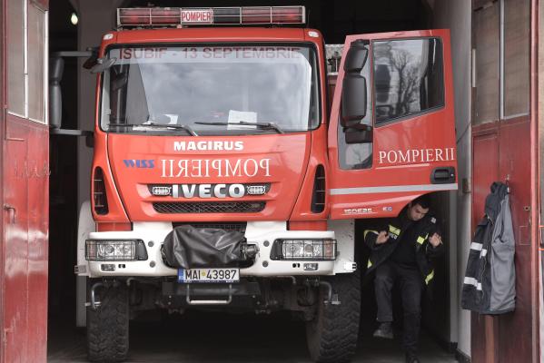 Un bărbat din Neamț a ajuns la spital cu arsuri pe 90% din corp, după ce rulota în care locuia a luat foc