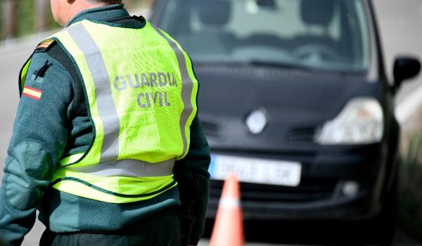 Fată de 14 ani, vândută pe 5.000€ şi 5 sticle de băutură. A fost găsită cerşind pentru noua familie, în Spania