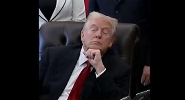 Donald Trump pare să aţipească în timpul unui eveniment din Biroul Oval