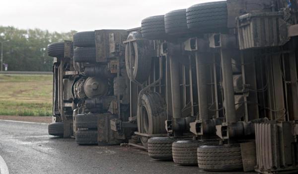 Imagini inedite după producerea unui accident pe DN56A. Zeci de oameni se înghesuie să fure marfa răsturnată