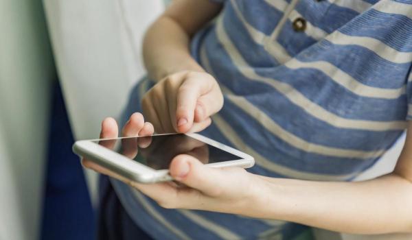 Ţara din Europa care vrea să interzică accesul la rețelele sociale pentru adolescenţii sub 16 ani