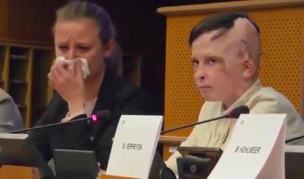 Momentul când o interpretă izbucnește în plâns în PE, în timp ce traducea pentru un băiat ucrainean de 11 ani