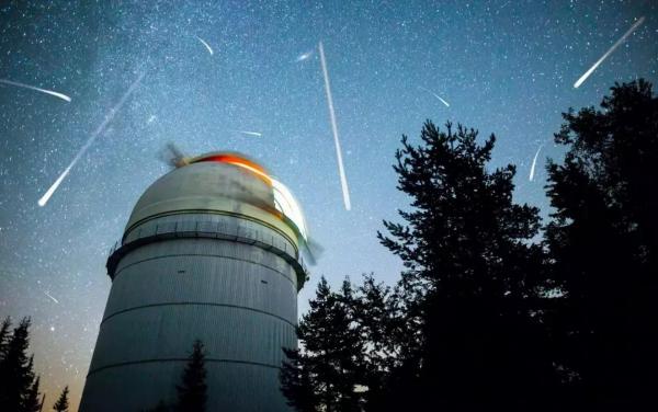 Ploaia de stele Geminide atinge punctul maxim pe 14 decembrie 2025. Cum se produce