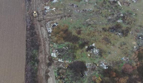 Premieră națională: utilaj confiscat după ce drona a surprins deșeuri depozitate ilegal pe 2 hectare