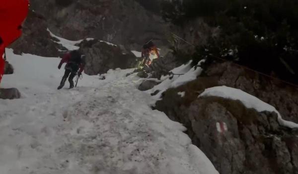 Operațiune de salvare a unui bărbat rănit în Munții Făgăraș. Elicopterul nu poate interveni