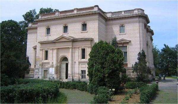 800.000 € pentru un castel vechi de 145 de ani din Arad. Clădirea a funcţionat ca spital de psihiatrie