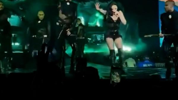 Lady Gaga a oprit temporar concertul din Sydney după ce un dansator a căzut de pe scenă