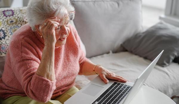 Noua fraudă online care te poate lăsa fără bani în cont. Mesajul care te sperie cu o "amendă" de 1.250 de lei