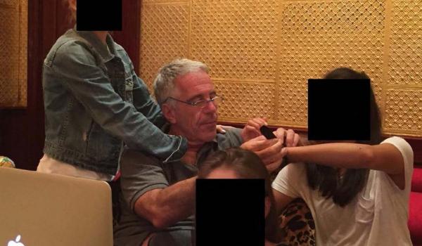 Noi fotografii din arhiva lui Epstein: Piciorul unei femei cu un citat din Lolita, "Cere 1.000 $ pe fată"
