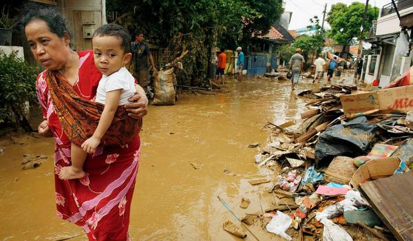 Inundaţii catastrofale în Indonezia. Bilanţul depăşeşte 600 de morţi. Un elefant de 4 tone, luat de ape