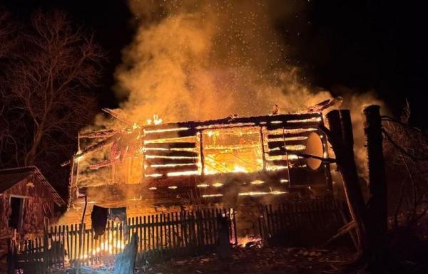 Doi vârstnici, surprinşi de un incendiu în casa lor din Bistriţa. Bărbatul s-a salvat, femeia a murit