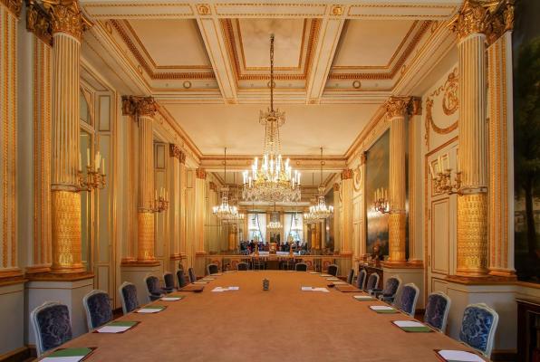 Un angajat de la Palatul Elysee a fost arestat după ce a furat argintăria prezidenţială