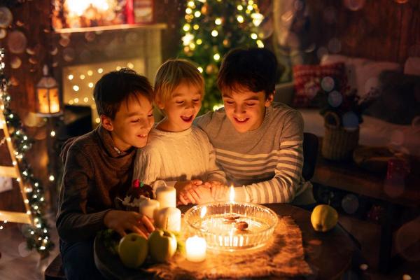 Tradiţii şi superstiţii în prima zi de Crăciun 2025. De ce se aşează pâine sub masă şi seminţe în farfurie