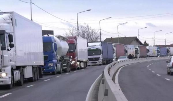 Aglomerație în Vama Siret: Camioanele așteaptă cu orele ca să treacă din România în Ucraina