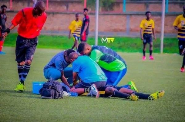 Un jucător a murit un timpul unui meci de fotbal. Colegii săi cred că ar fi un caz de vrăjitorie