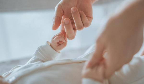 Satul în care s-a născut primul bebeluş, după 30 de ani: "La doar nouă luni, este celebră"