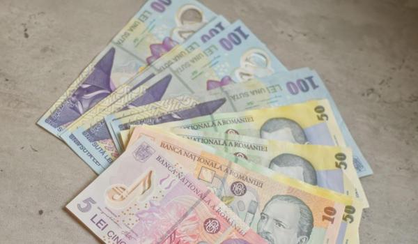 Companiile de stat ocolite de austeritate. Ce prime au încasat de Crăciun cei mai norocoşi angajaţi de la stat