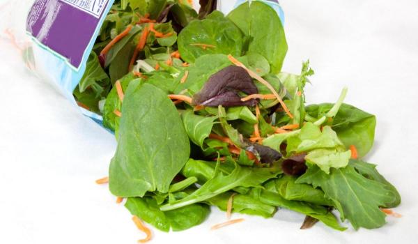 Pericolul ascuns din salata ambalată: "Unul dintre cele mai riscante articole din magazin"