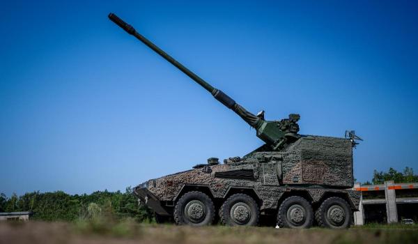 Marea Britanie şi Germania semnează un acord pentru achziţia de artilerie avansată