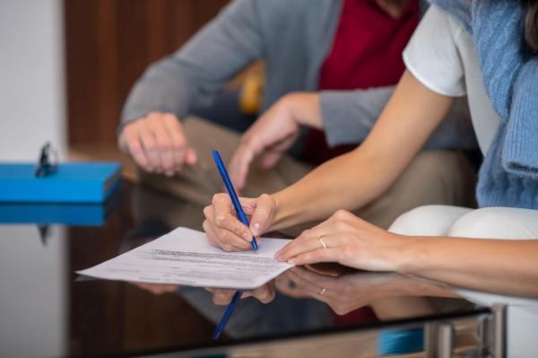 Revolta unei femei care nu ştie cât câştigă soţul: "A cumpărat noua noastră casă fără ca eu să ştiu"