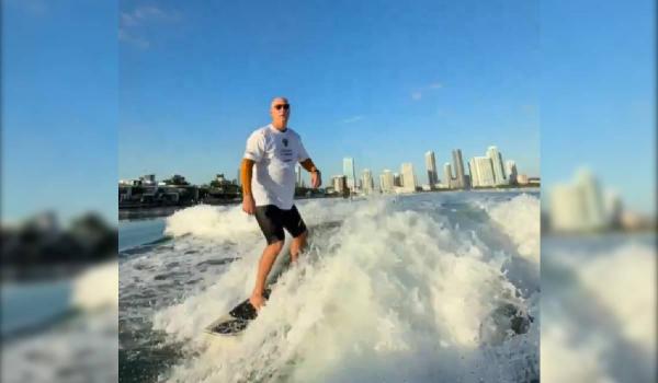 Mesajul de pe tricoul emisarului lui Putin când făcea surf în Florida, fix înainte de summitul Trump-Zelenski