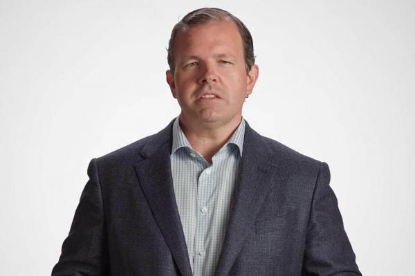 Peste 500 de angajaţi s-au trezit în conturi cu bonusuri de câte 400.000 de dolari