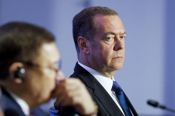 Medvedev ameninţă Europa: Dacă nebunii din UE fură activele rusești înghețate, avem motiv de război
