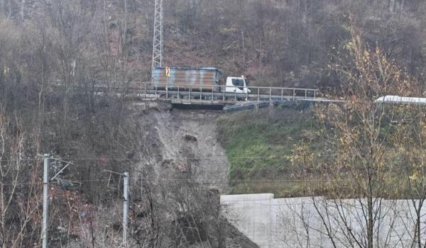 Alunecare de teren pe DN1, în apropiere de Comarnic. Traficul în zonă, restricţionat parţial