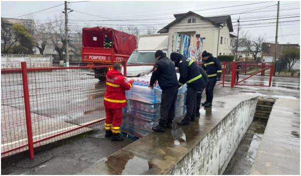 Un donator anonim a adus peste 3.000 de litri de apă localnicilor din Câmpina, afectați de criza de la Paltinu