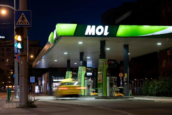 Compania ungară MOL vrea să cumpere benzinăriile și rafinăriile Lukoil din Europa, inclusiv cele din România