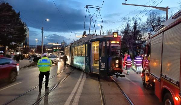 Accident în centrul Iașului. Un tramvai a ieşit de pe şine şi a lovit două autovehicule