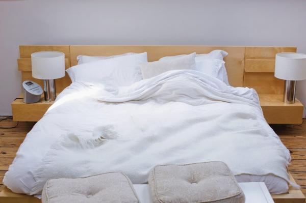 "A dormit lângă mine toată noaptea. Mi s-a făcut părul măciucă". Surpriză neplăcută în pat pentru un elvețian