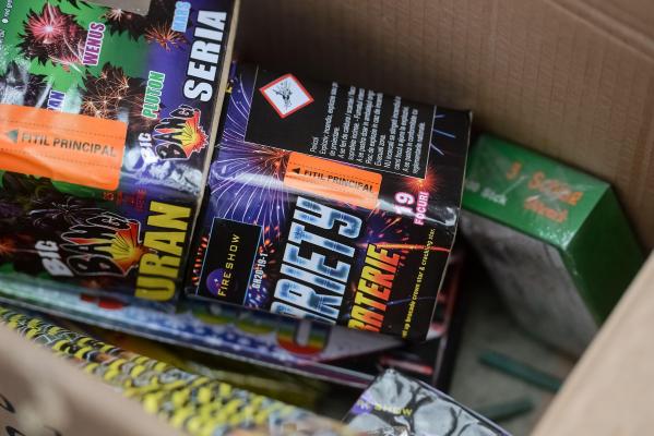 Tânăr din Târgoviște, anchetat după ce poliția i-a descoperit 200 kg de articole pirotehnice în locuință