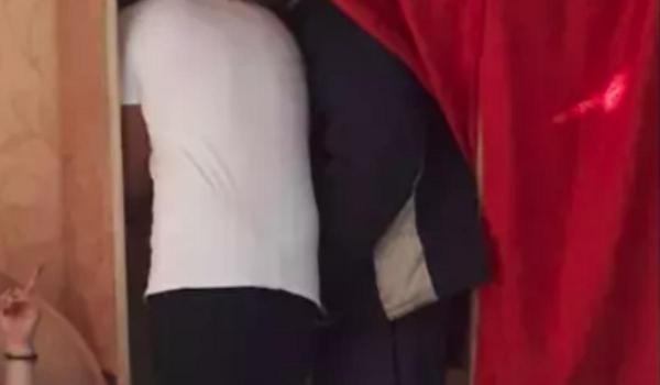 Doi bărbați au intrat împreună în cabina de vot. Unul dintre ei a fost amendat cu 600 de lei