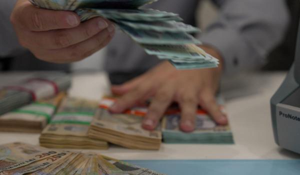 Avertisment BNR: Românii vor plăti rate mai mari din cauza împrumuturilor tot mai scumpe ale statului