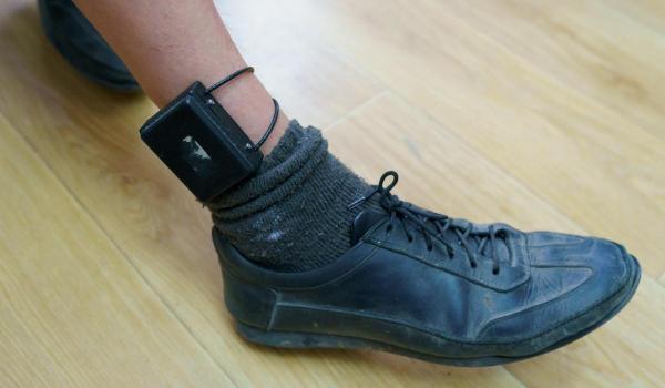 A scăpat de brățara electronică de monitorizare prin geamul trenului. Bărbatul, prins în Gara Buzău