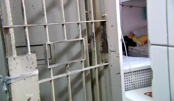 Polițist din București, condamnat pentru luare de mită și introducerea de telefoane și alcool în arest