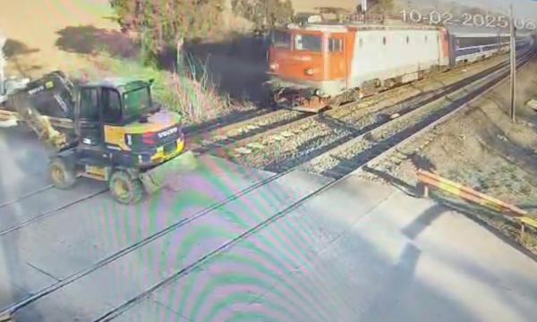 Accident între un tren InterCity şi un buldoexcavator