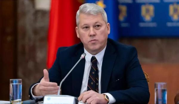 Un bărbat s-a trezit cu Poliţia la uşă după ce l-a făcut "miliţian" pe Predoiu, într-un pamflet pe Facebook: "Vecinii erau deja baricadaţi în case"