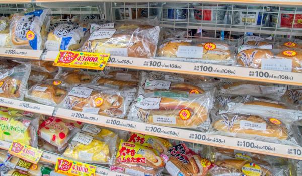 O femeie din Japonia a fost arestată pentru că ar fi atins şi turtit o chiflă din magazin, apoi a plecat fără să cumpere produsul.