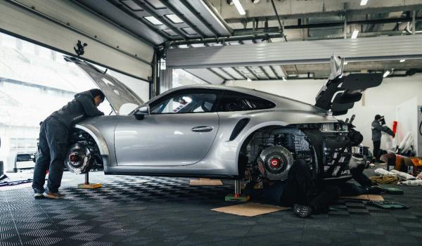 Constructorul german de automobile premium Porsche AG a anunţat joi că intenţionează să elimine aproximativ 1.900 de locuri de muncă